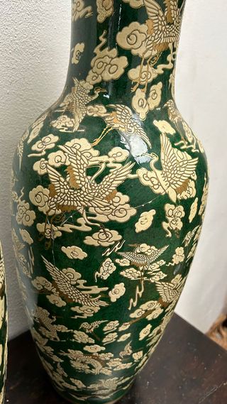 Pareja de jarrones con motivos orientales