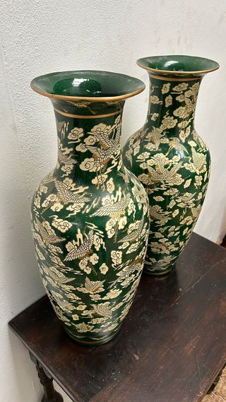 Pareja de jarrones con motivos orientales