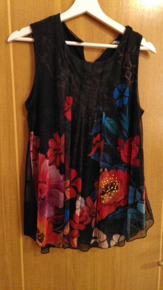 Blusa Desigual negra y flores