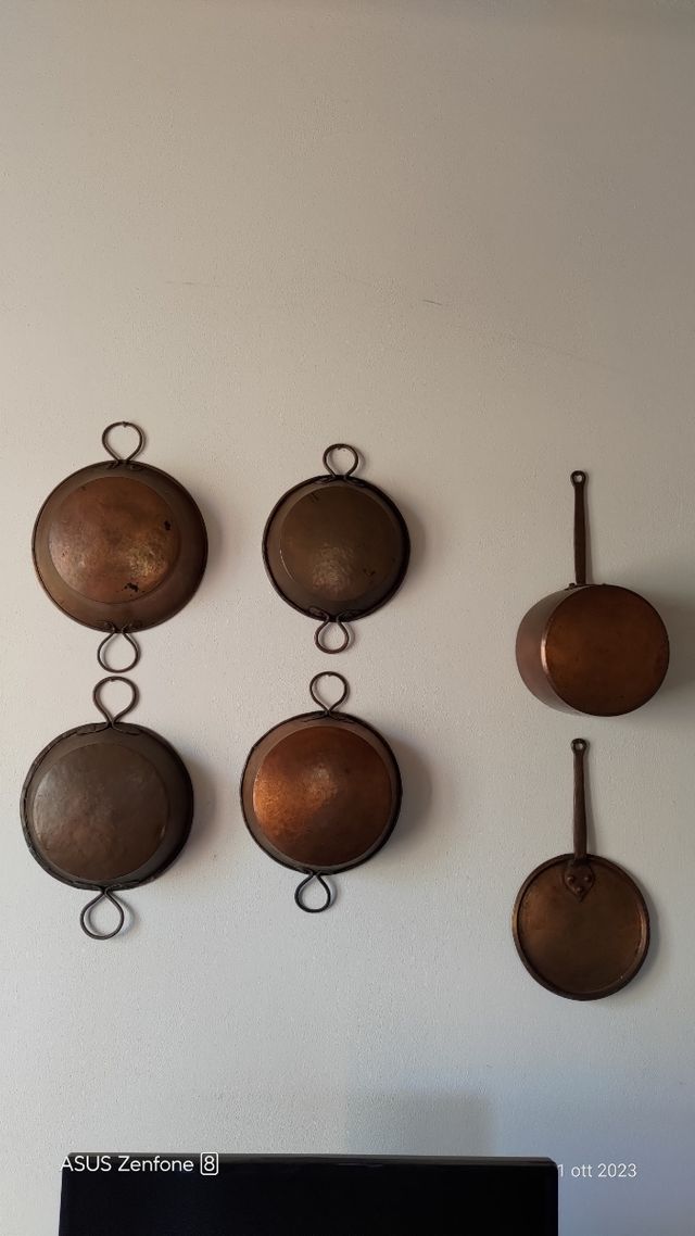 Antichi tegami e pentola in rame