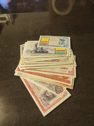 Álbum de cromos billetes del mundo