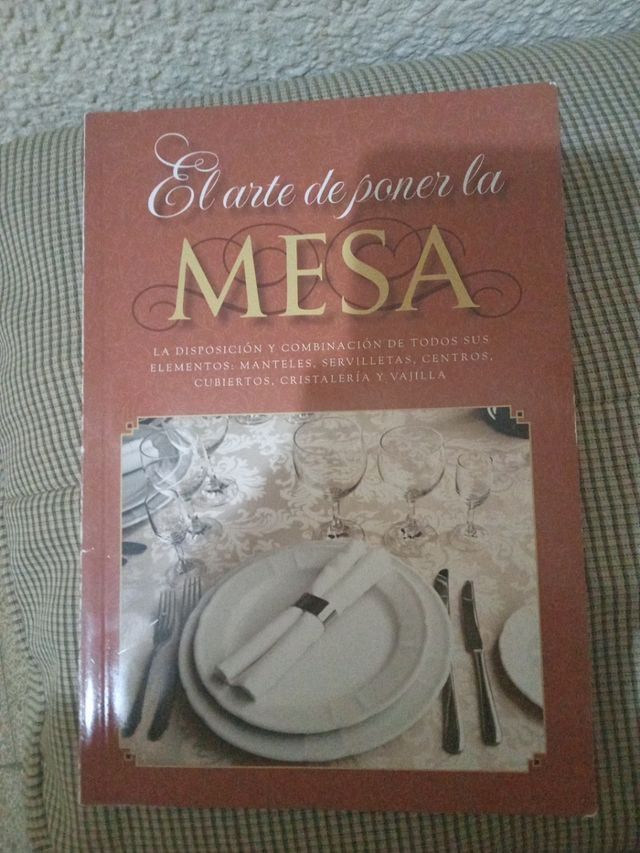 El arte de poner la mesa: La disposición y combinación de todos sus elementos: manteles, servilletas, centros, cubiertos, cristalería y vajilla