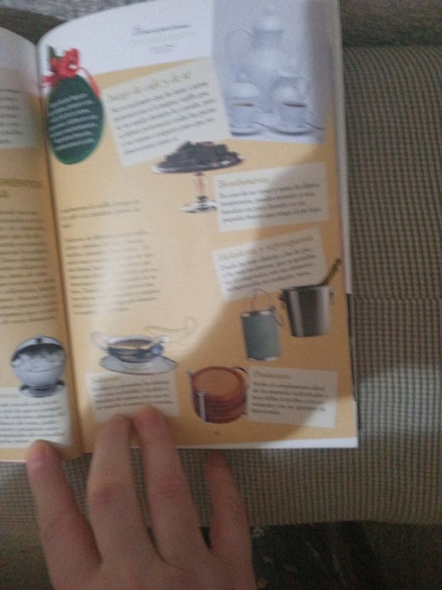 El arte de poner la mesa: La disposición y combinación de todos sus elementos: manteles, servilletas, centros, cubiertos, cristalería y vajilla