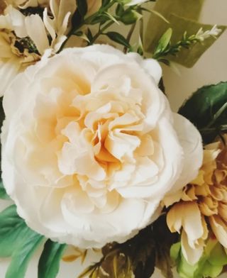 Ghirlanda con fiori di tessuto