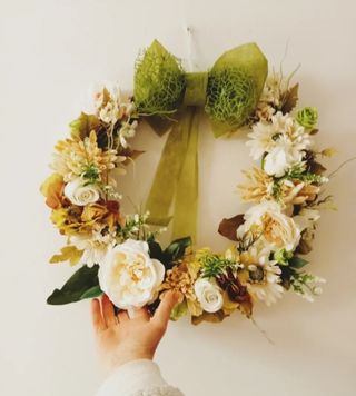 Ghirlanda con fiori di tessuto