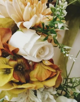 Ghirlanda con fiori di tessuto