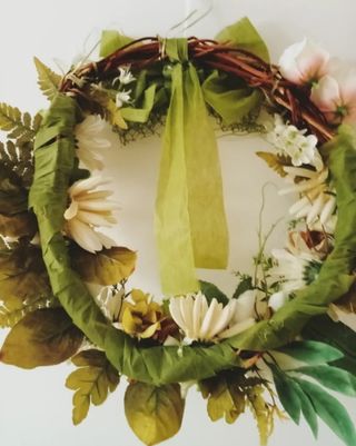 Ghirlanda con fiori di tessuto