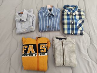 TRES CAMISAS Y DOS CHALECOS DE NIÑOS 