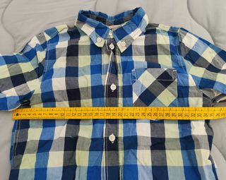 TRES CAMISAS Y DOS CHALECOS DE NIÑOS 