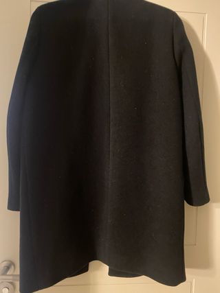 Abrigo azul marino solapa cuero negro