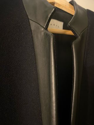 Abrigo azul marino solapa cuero negro