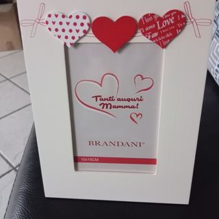 Cornice bianca con cuori