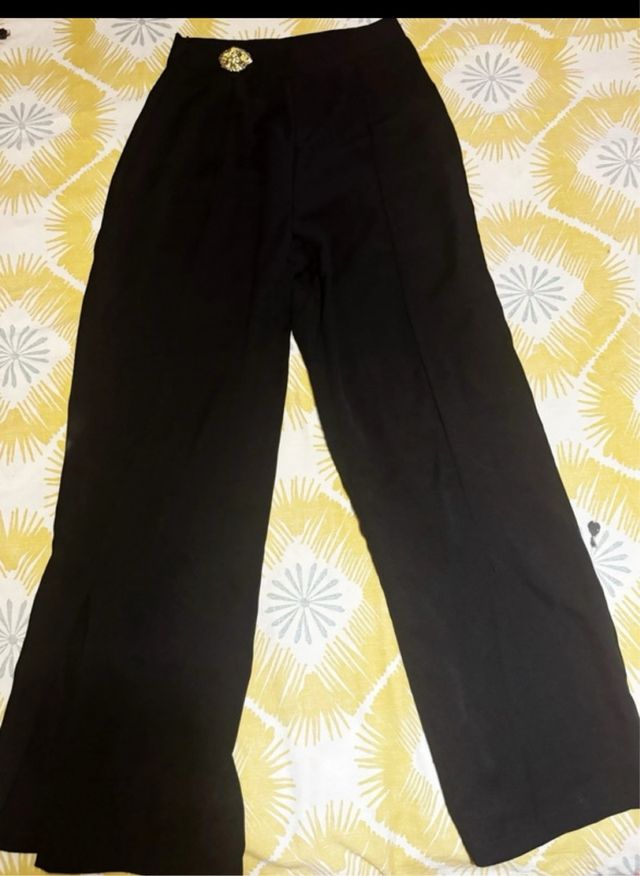 Pantalon fluido com aberturas en negro