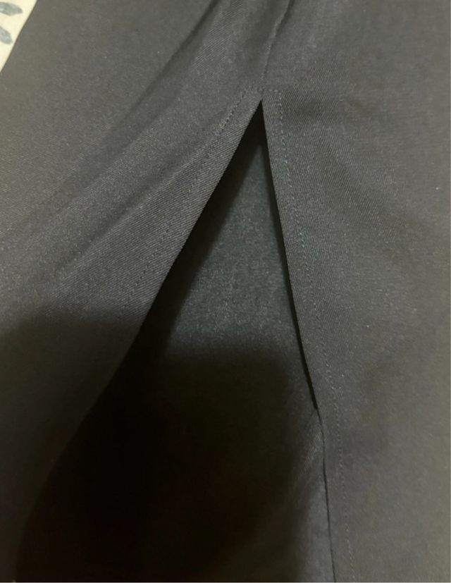 Pantalon fluido com aberturas en negro