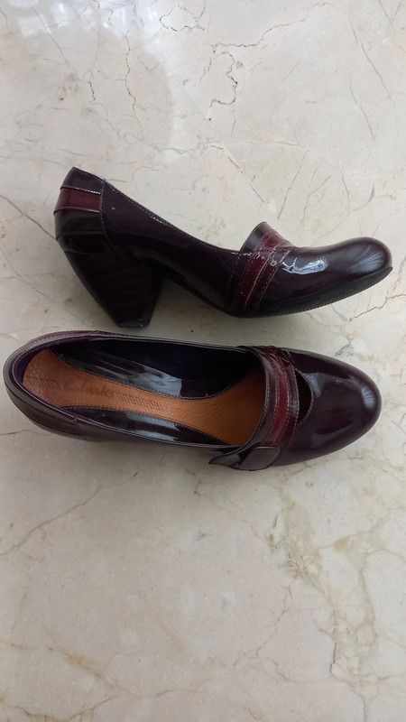 Zapatos marca Clarks, con tacón