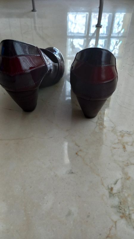 Zapatos marca Clarks, con tacón