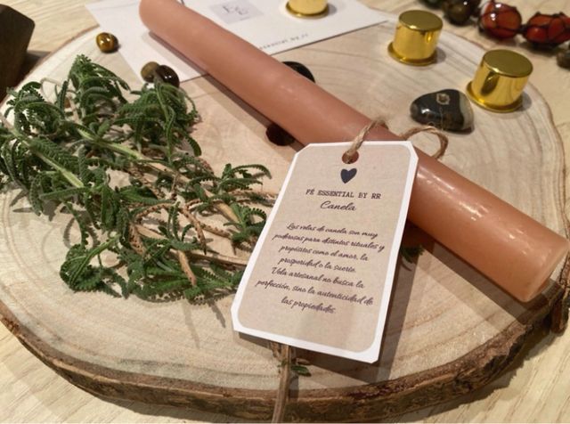 Vela artesanal, aromática de canela ritualizada