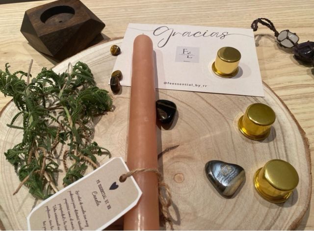 Vela artesanal, aromática de canela ritualizada