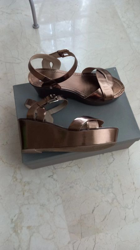 Sandalias italianas marca BPrivate, de piel