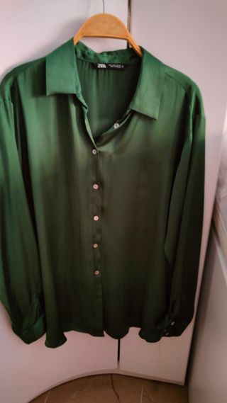 Blusa o camisa satén verde oscuro zara 