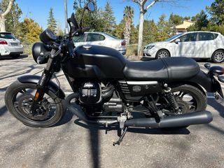 Moto Guzzi Stone V7 Negra