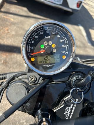 Moto Guzzi Stone V7 Negra