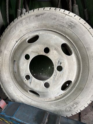 Rueda camion pequeño