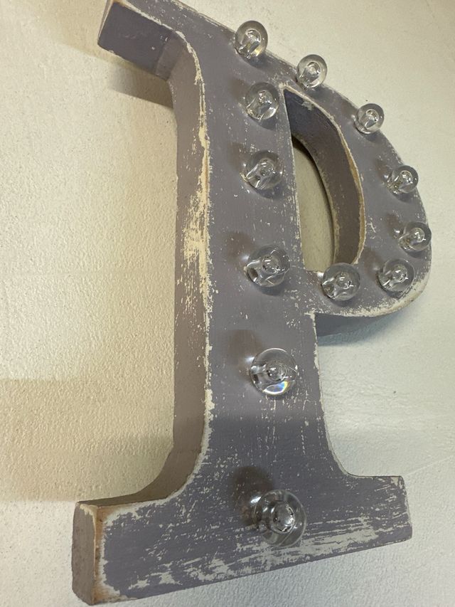 Letra  P madera leds