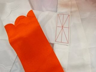 Kimono japones bordado de peonias, talla de niña.