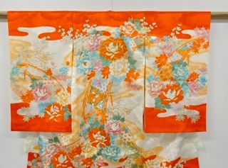 Kimono japones bordado de peonias, talla de niña.
