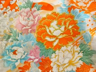 Kimono japones bordado de peonias, talla de niña.