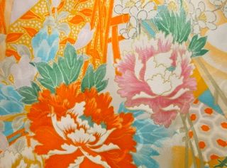 Kimono japones bordado de peonias, talla de niña.