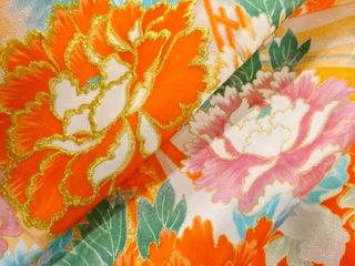 Kimono japones bordado de peonias, talla de niña.