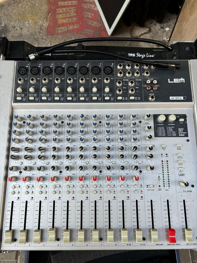 Mesa de sonido con microfonia y amplificacion