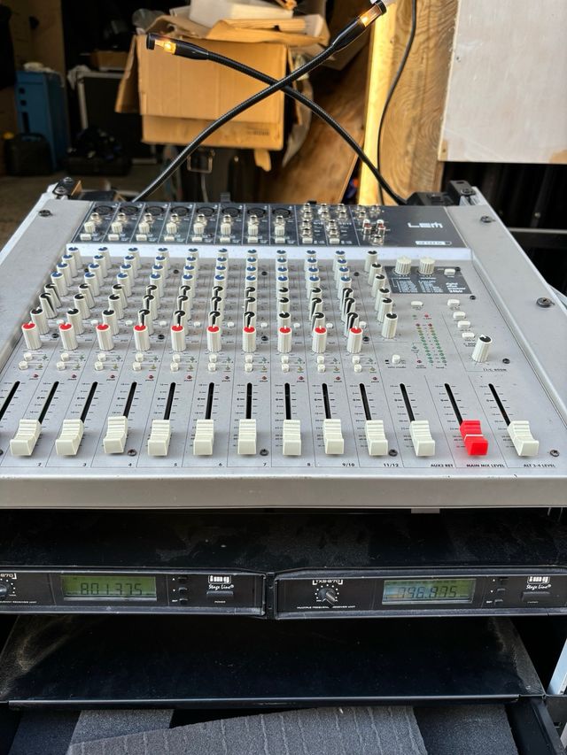 Mesa de sonido con microfonia y amplificacion