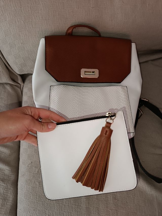 Mochila de vestir marron y blanca
