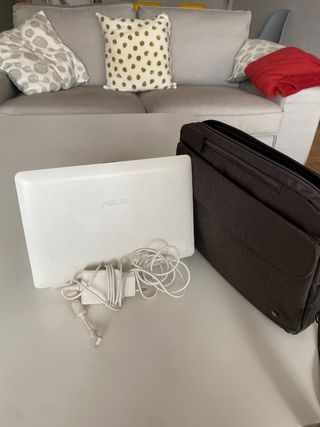 Netbook Asus + cargador + maletín tela