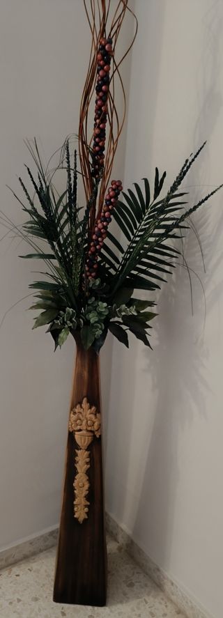 Jarrón de pie con flores