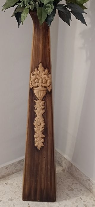 Jarrón de pie con flores