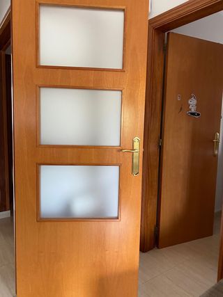 Puerta completa maciza con cristal, marcos y ta