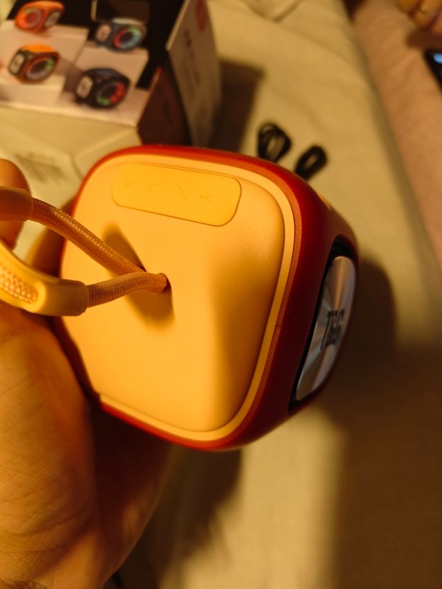 Altavoz bluetooth rosa y rojo