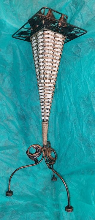 2 portafiori tipo ferro battuto.