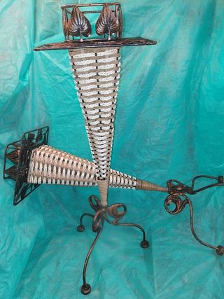 2 portafiori tipo ferro battuto.