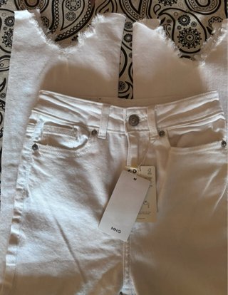 Vaqueros blanco acampanados de Mango