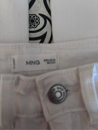 Vaqueros blanco acampanados de Mango