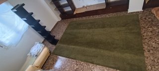 Alfombra y estantería
