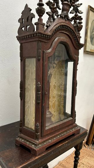 Preciosa capilla con penacho y Cristo