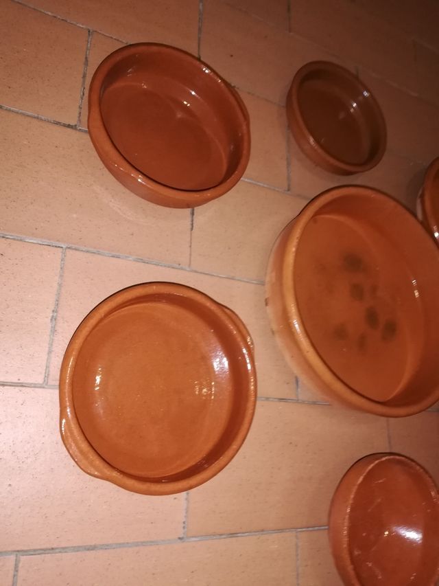 Fuentes y platos de barro