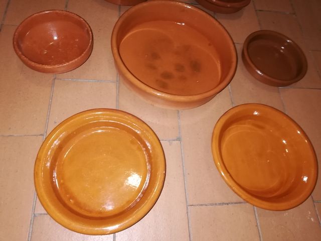 Fuentes y platos de barro
