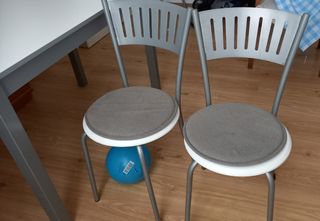 Mesa con dos sillas.